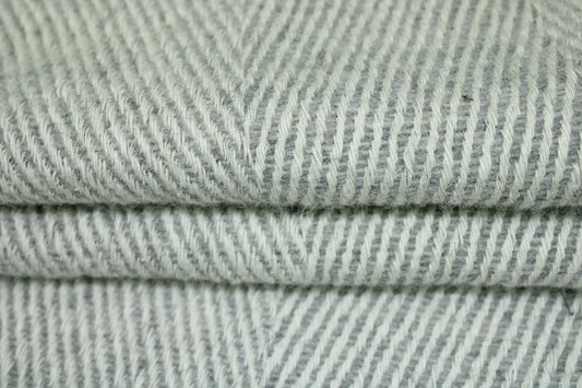 coupon de 1,5 mètre - tweed de laine - motif chevron - gris clair et blanc - photo 2/4 | So Tissus