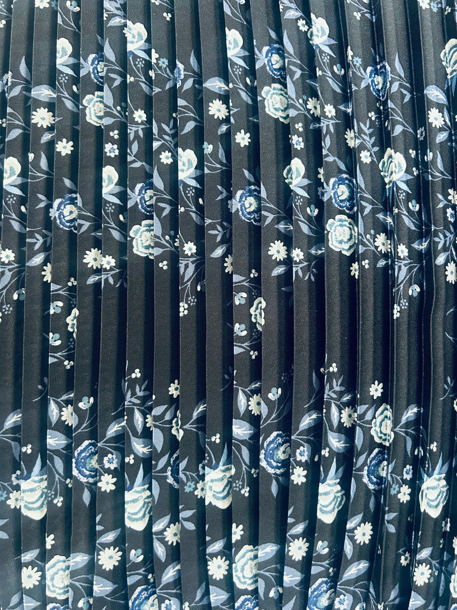 Tissu en PRE-COMMANDE - twill plissé plat  - imprimé fleuri - ton bleu marine et blanc