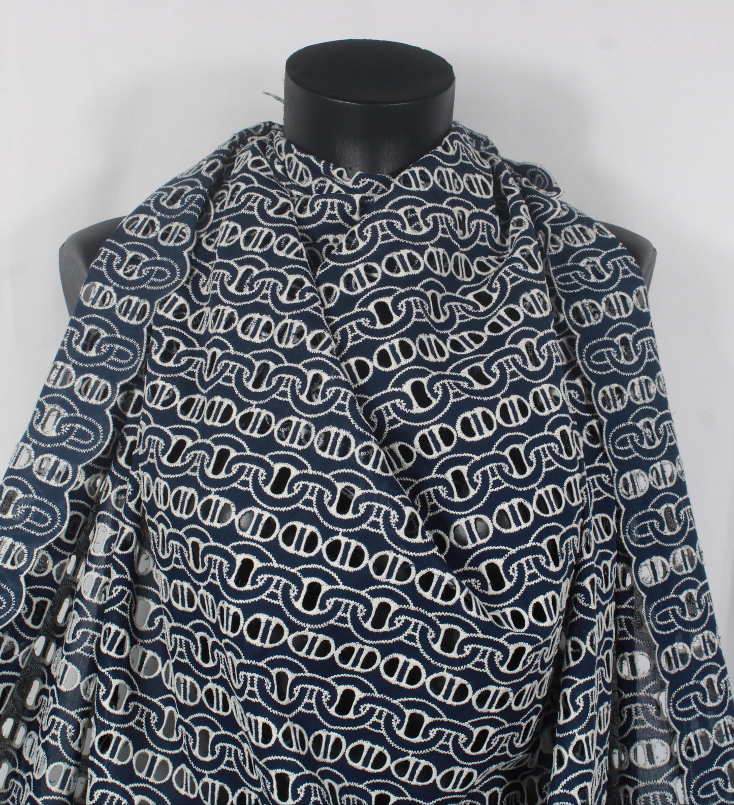 Tissu broderie anglaise - motif chaine - bleu marine et blanc - photo 3/5 | So Tissus