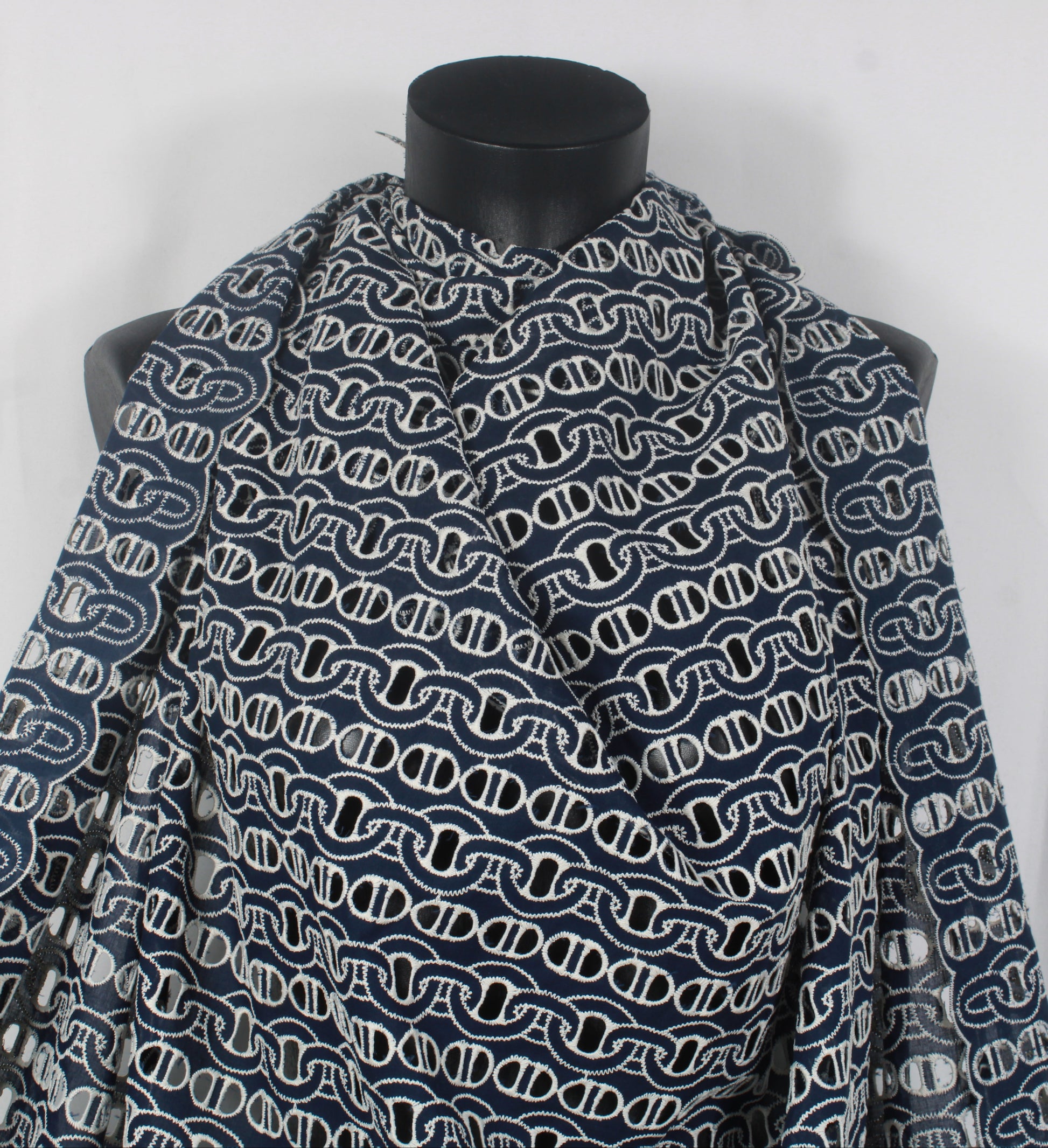Tissu broderie anglaise - motif chaine - bleu marine et blanc - photo 3/5 | So Tissus