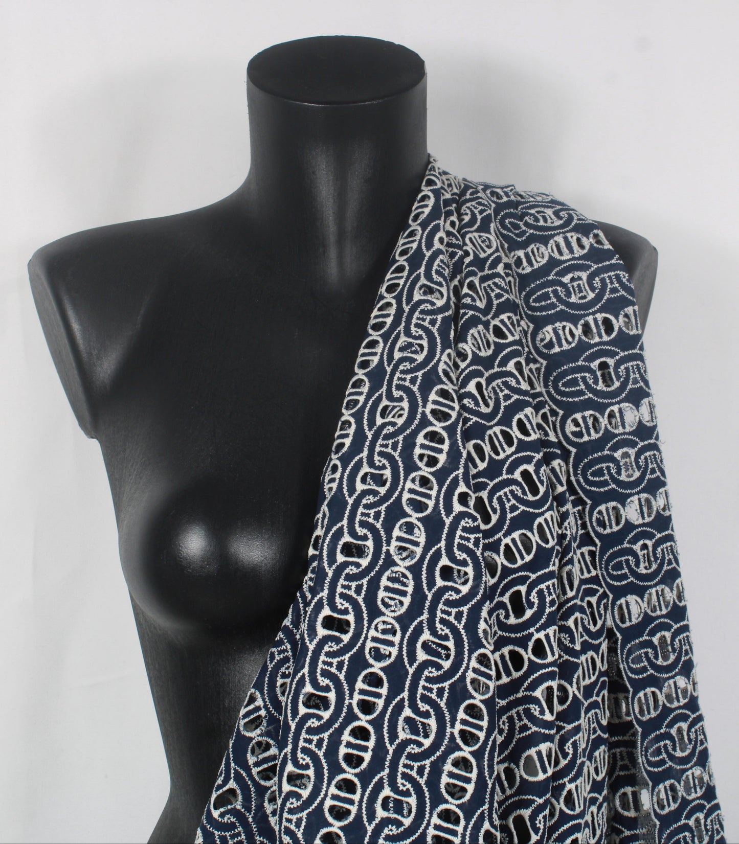 Tissu broderie anglaise - motif chaine - bleu marine et blanc - photo 4/5 | So Tissus