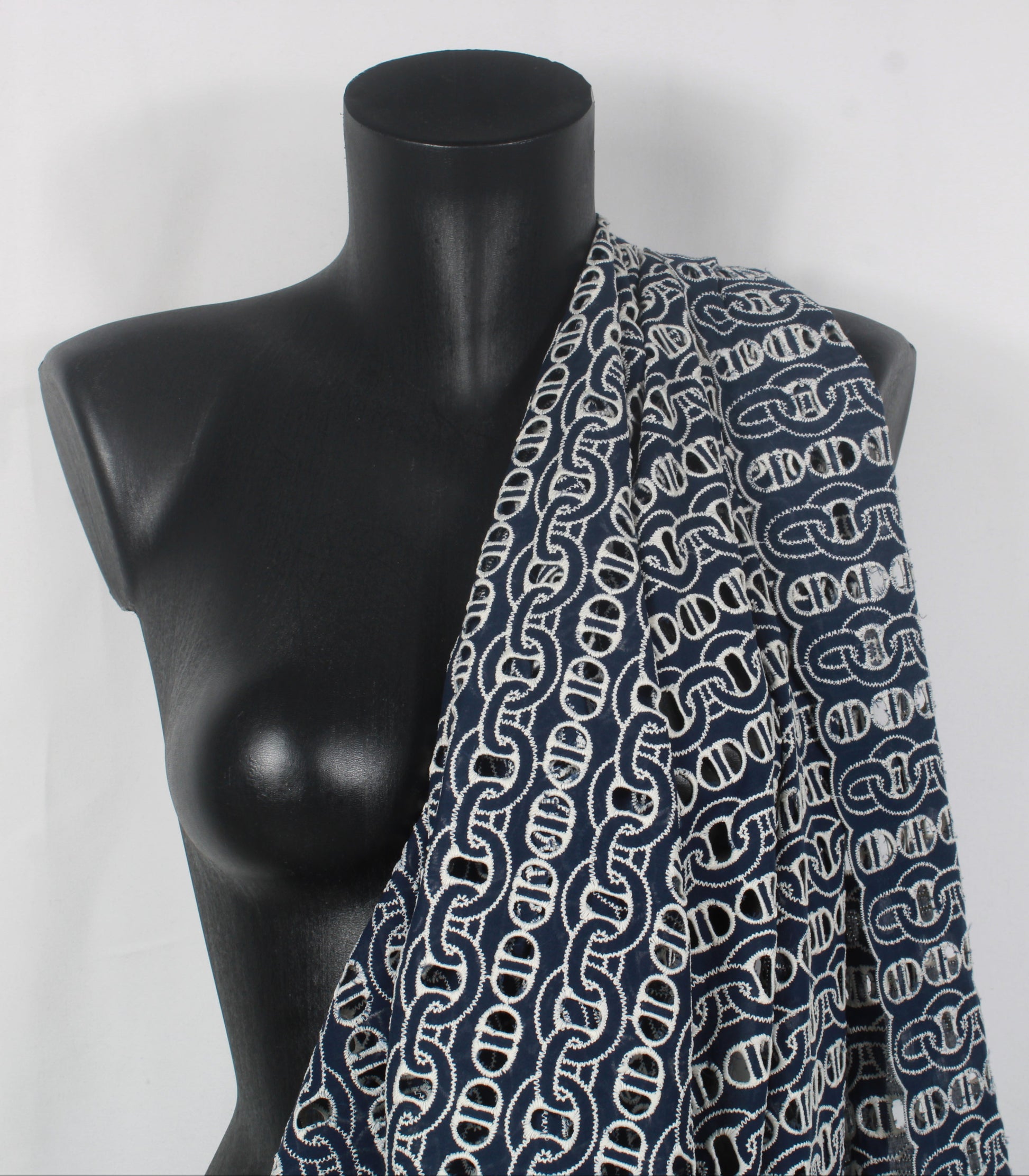 Tissu broderie anglaise - motif chaine - bleu marine et blanc - photo 4/5 | So Tissus