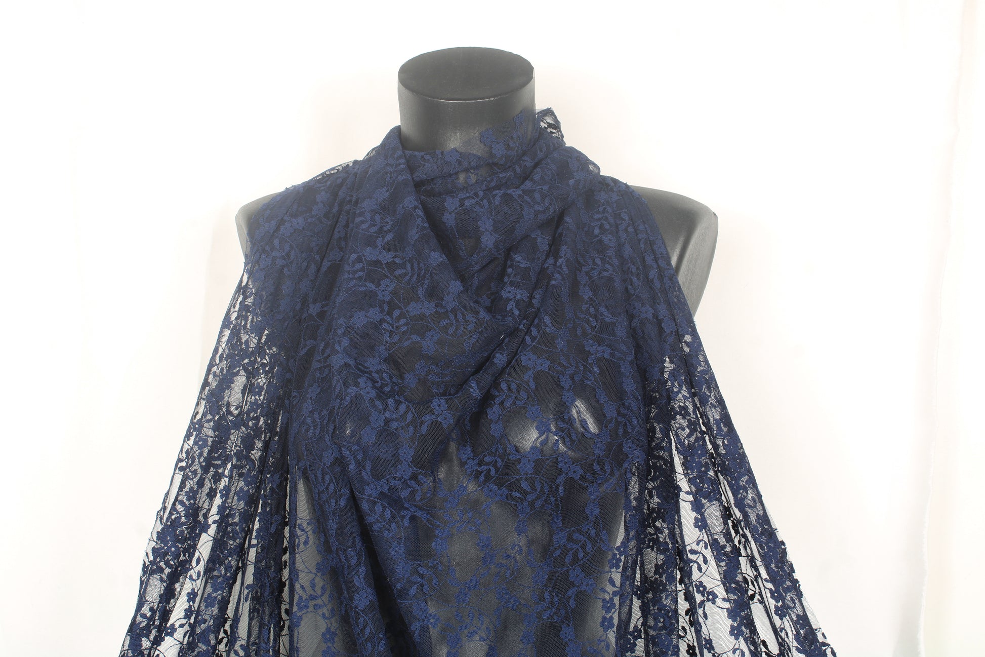 Tissu dentelle - motif fleuri - bleu marine - photo 2/4 | So Tissus