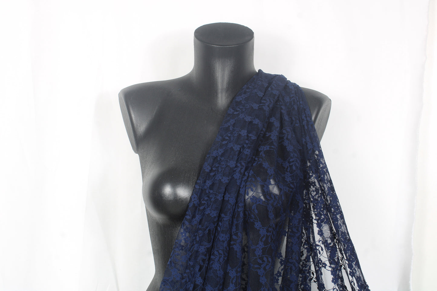 Tissu dentelle - motif fleuri - bleu marine - photo 3/4 | So Tissus
