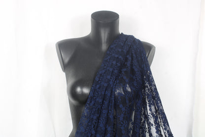 Tissu dentelle - motif fleuri - bleu marine - photo 3/4 | So Tissus