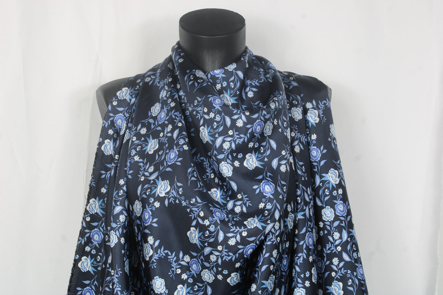 Tissu twill de soie - imprimé fleuri - ton bleu marine - photo 3/5 | So Tissus