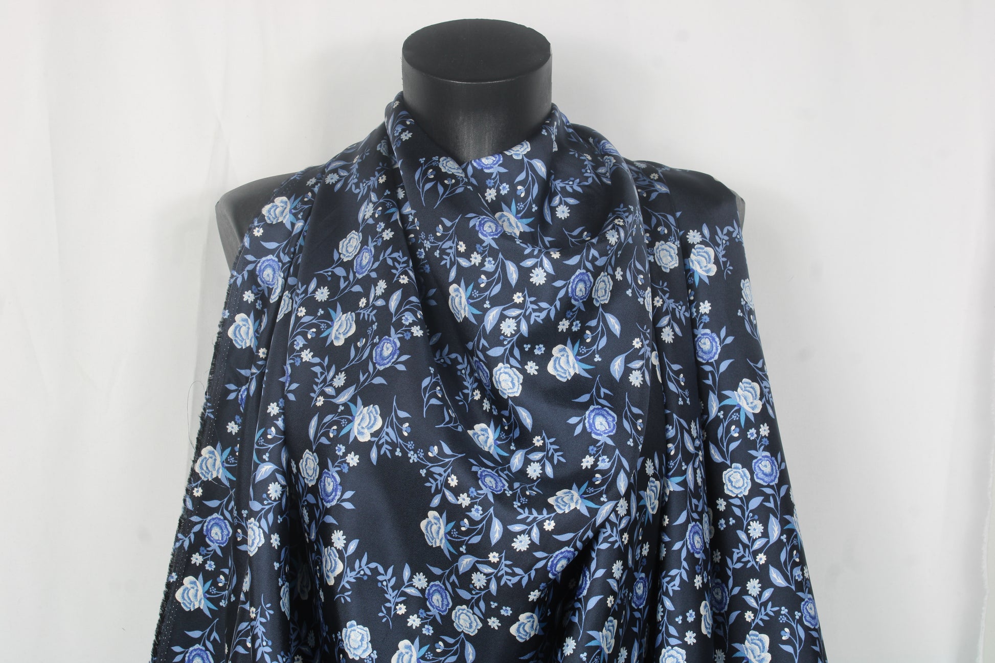 Tissu twill de soie - imprimé fleuri - ton bleu marine - photo 3/5 | So Tissus