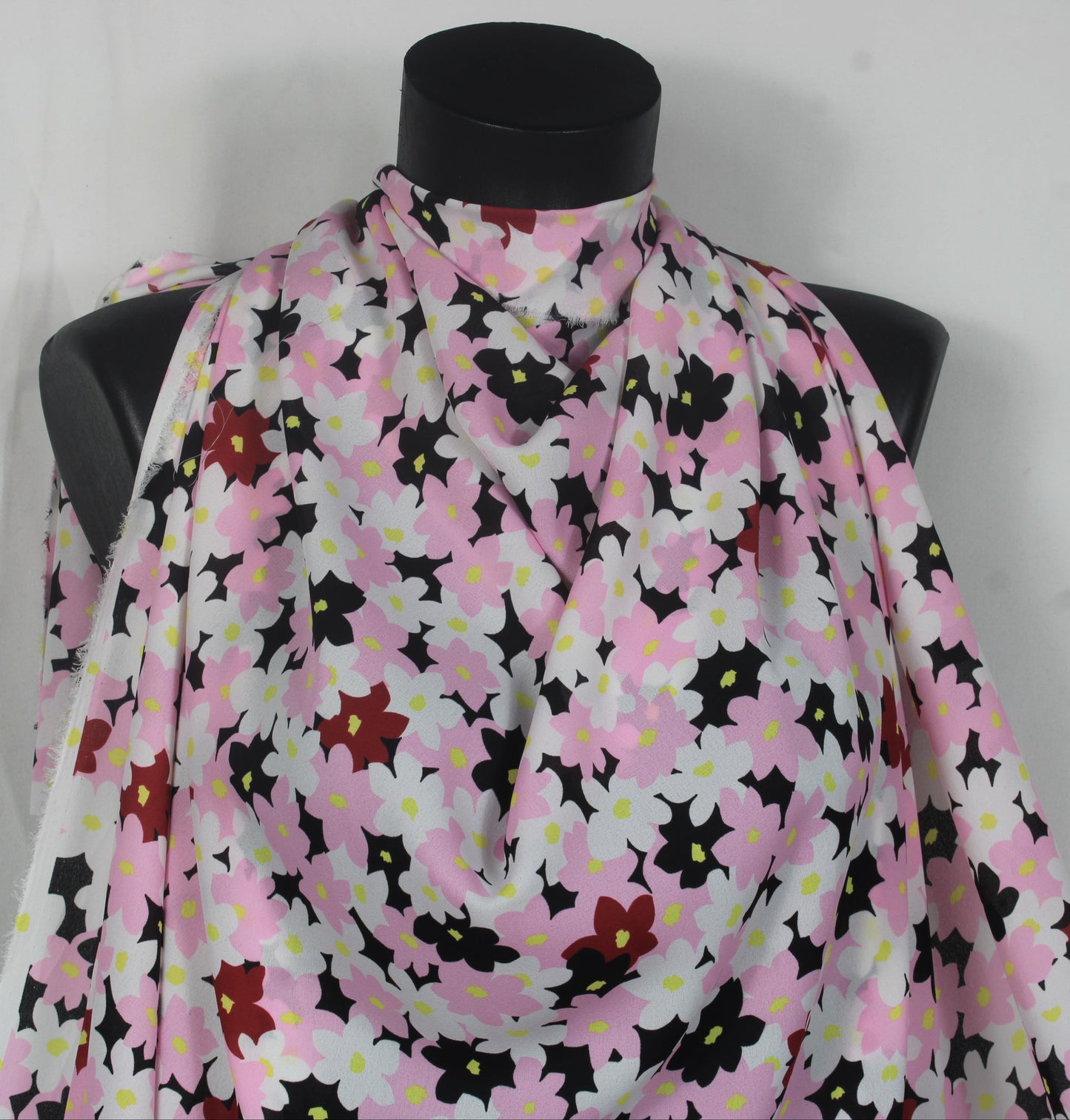Tissu crêpe georgette  - imprimé fleurs vintages  - noir, rose et blanc - photo 3/5 | So Tissus