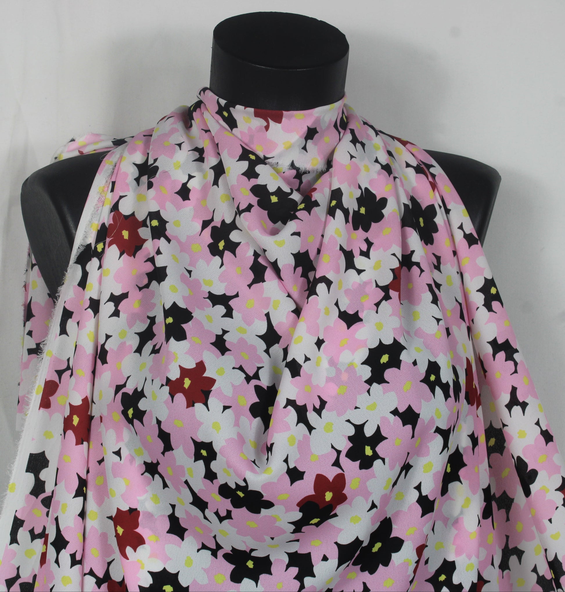 Tissu crêpe georgette  - imprimé fleurs vintages  - noir, rose et blanc - photo 3/5 | So Tissus