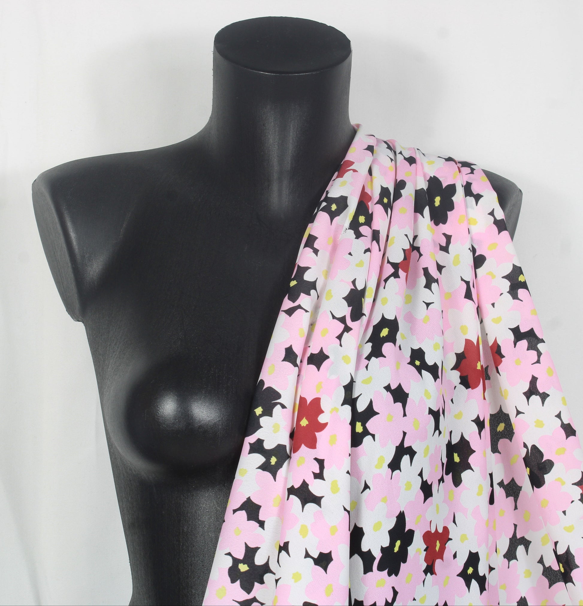 Tissu crêpe georgette  - imprimé fleurs vintages  - noir, rose et blanc - photo 4/5 | So Tissus