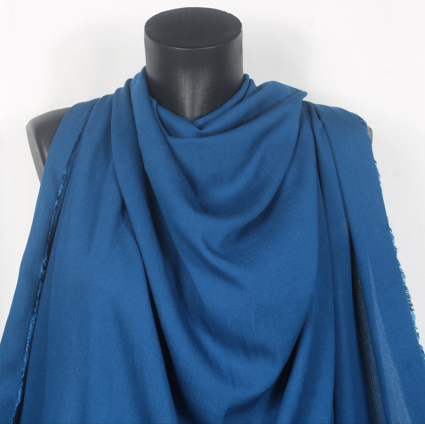 Tissu crêpon viscose - bleu canard - photo 3/4 | So Tissus