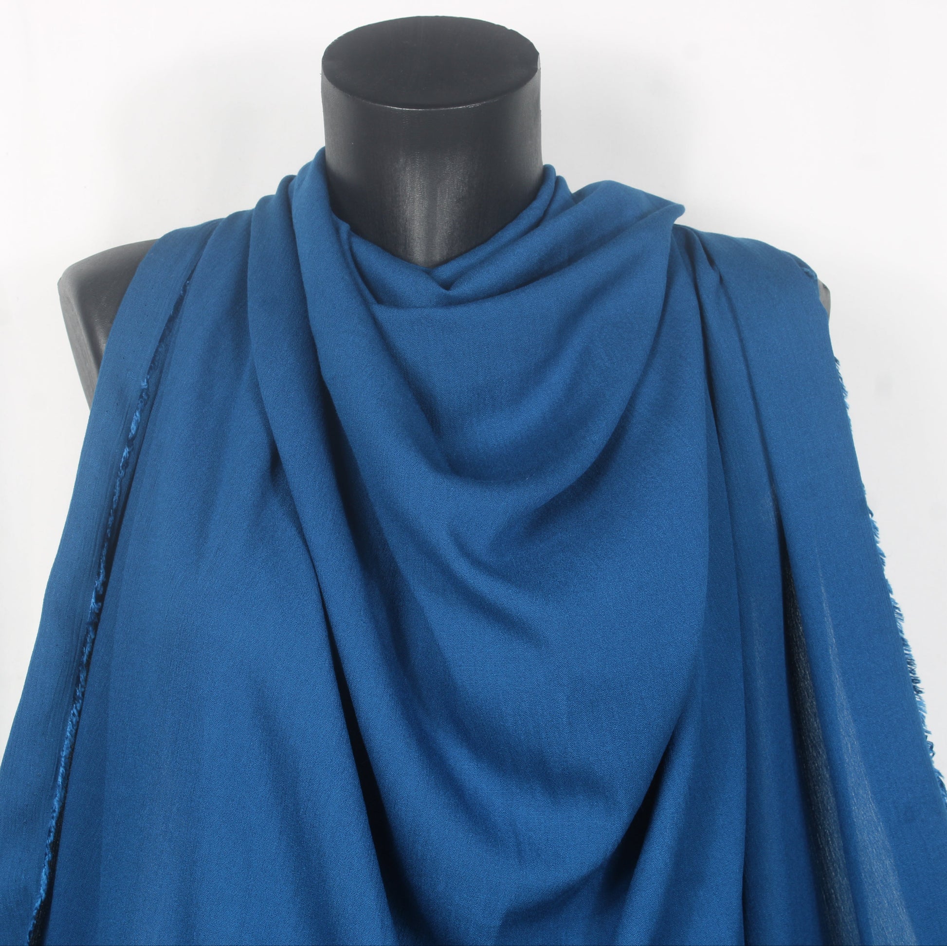 Tissu crêpon viscose - bleu canard - photo 3/4 | So Tissus