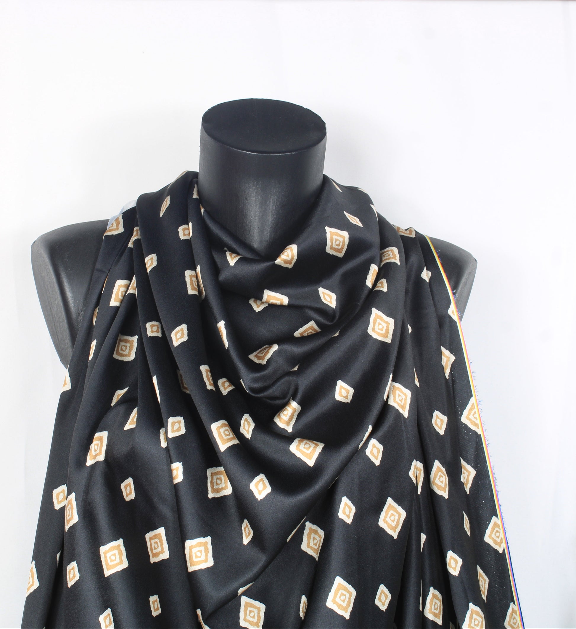 Tissu satin - imprimé abstrait - ton noir - photo 5/5 | So Tissus