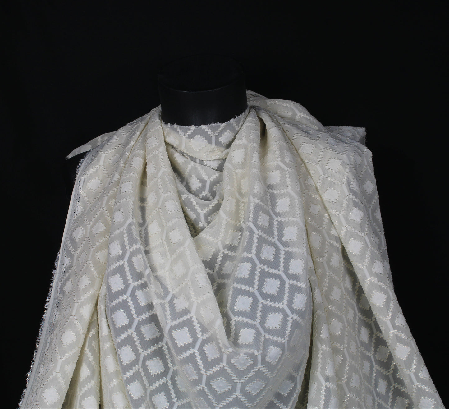 Tissu dévoré - motif losange - écru et doré - photo 4/5 | So Tissus