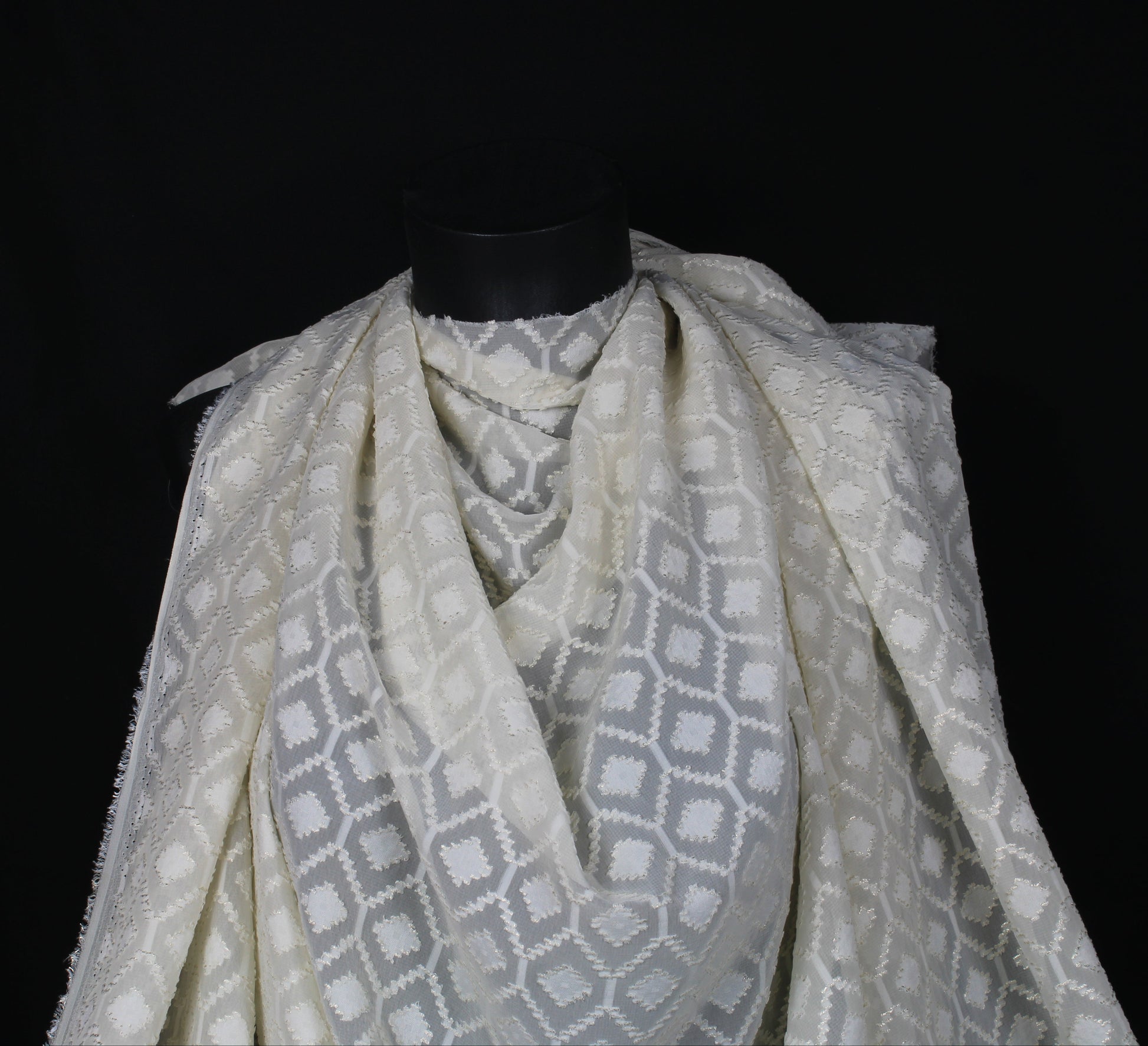 Tissu dévoré - motif losange - écru et doré - photo 4/5 | So Tissus