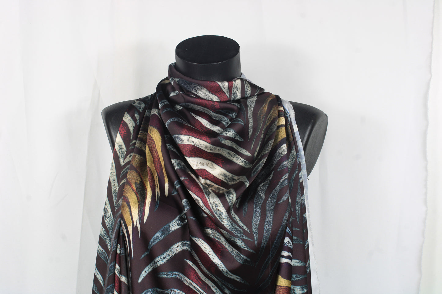 Tissu satin - imprimé ethnique - ton bordeaux - photo 2/4 | So Tissus
