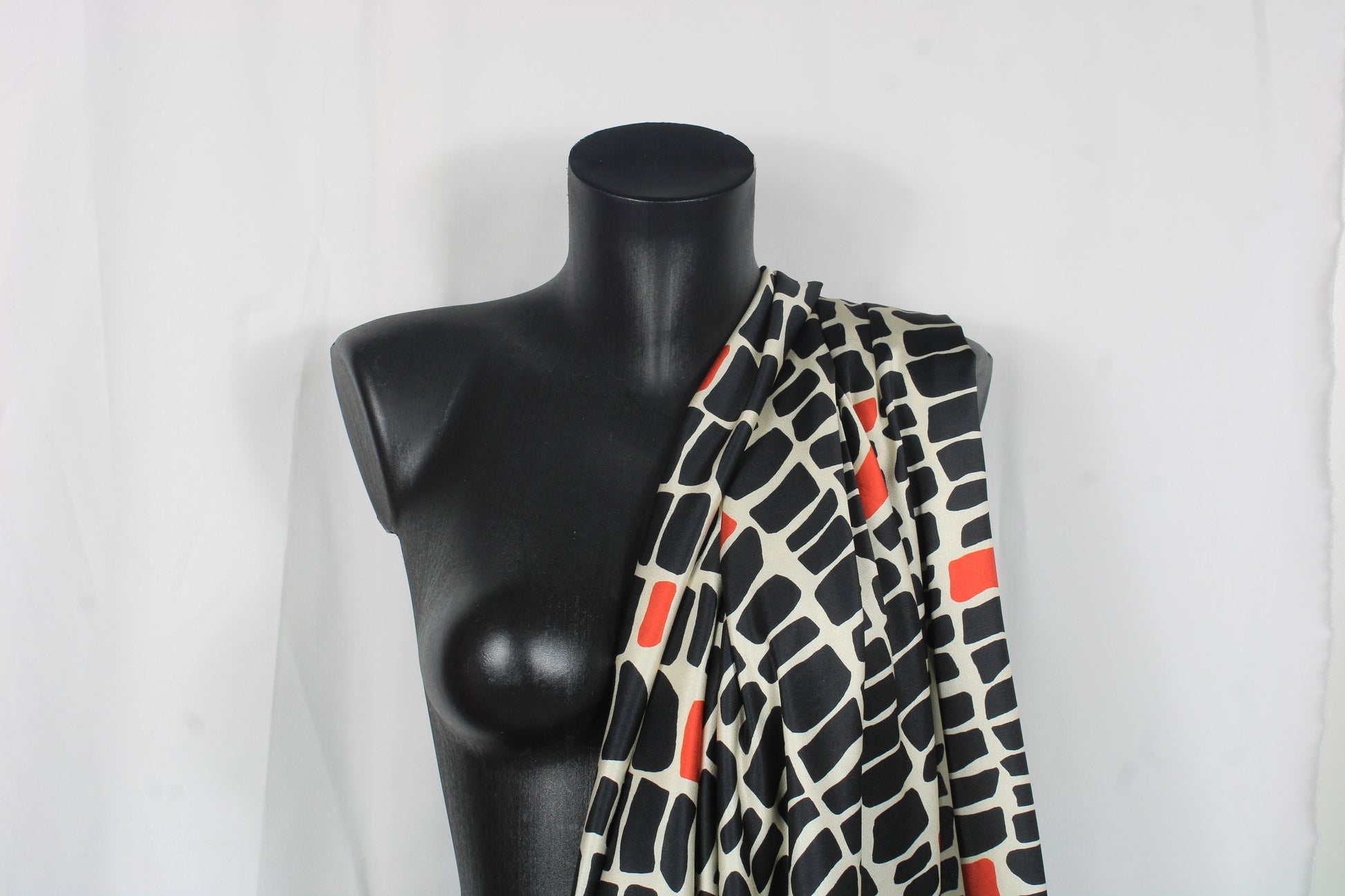 Tissu satin - imprimé tacheté - ton noir et crème - photo 4/5 | So Tissus