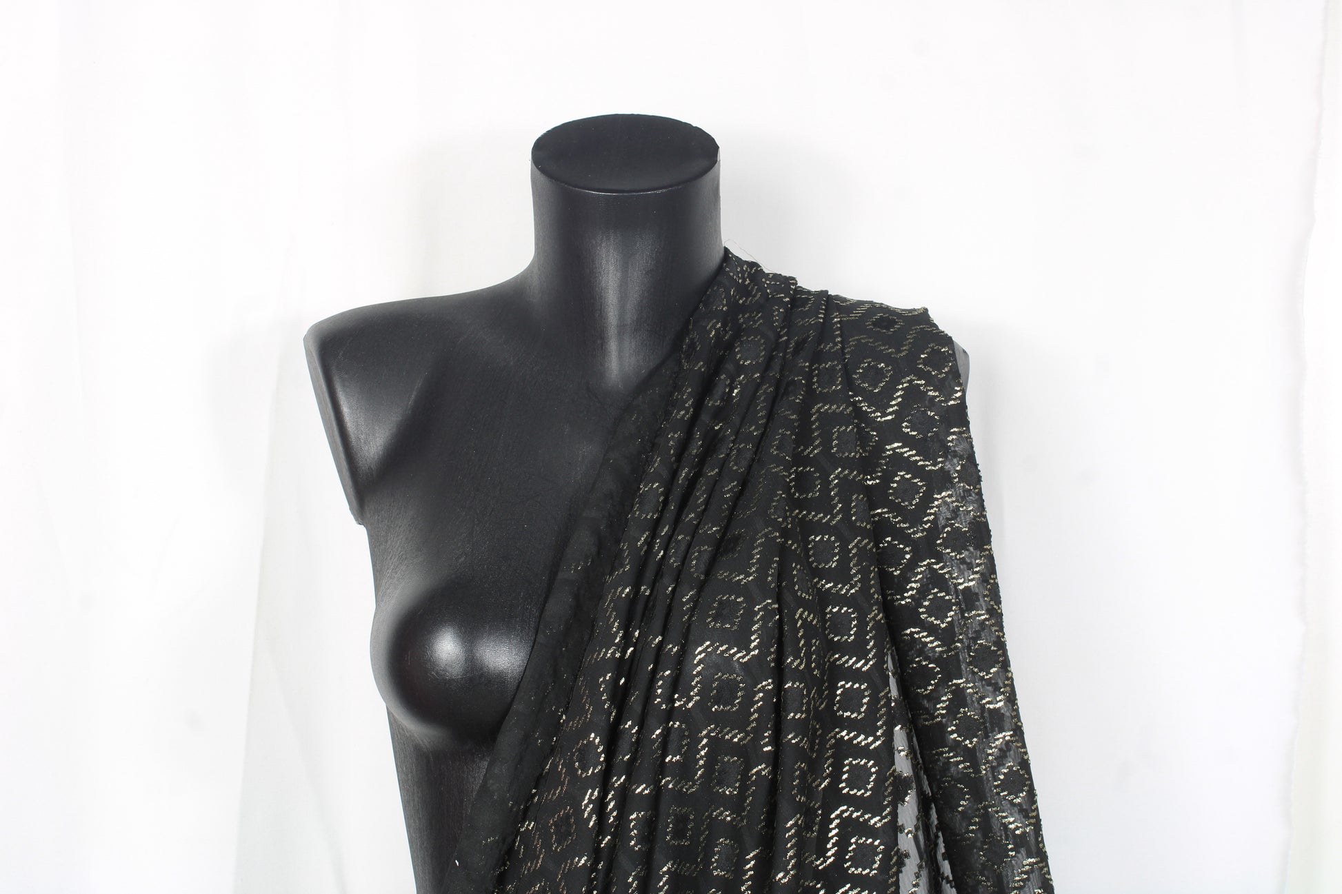 Tissu dévoré - motif losange - noir et doré - photo 5/5 | So Tissus