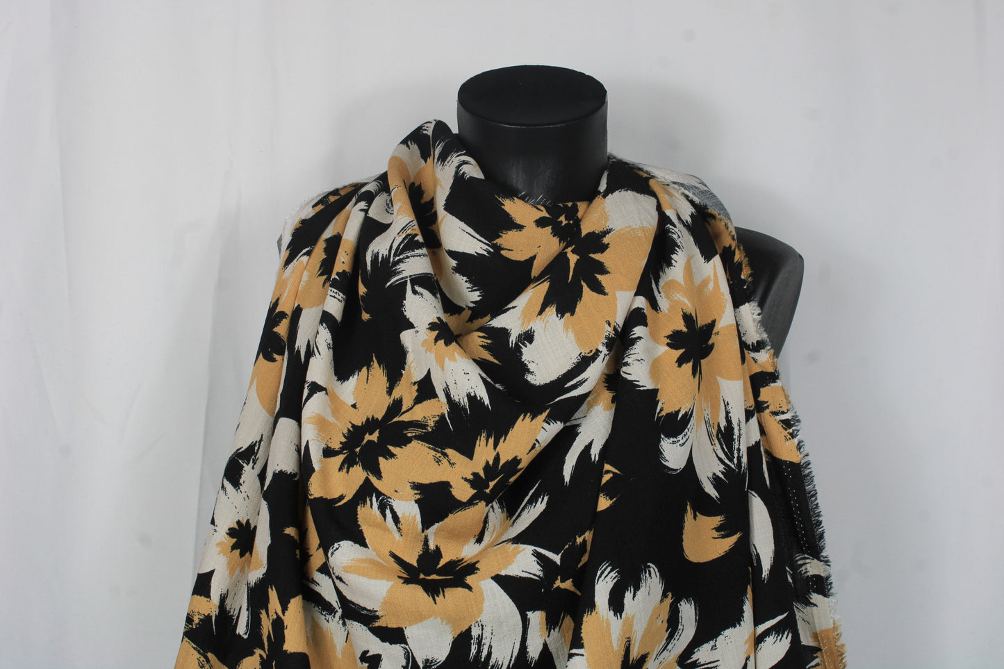 Tissu crepe viscose - imprimé fleurs abstraites - ton beige, écru et noir - photo 3/5 | So Tissus