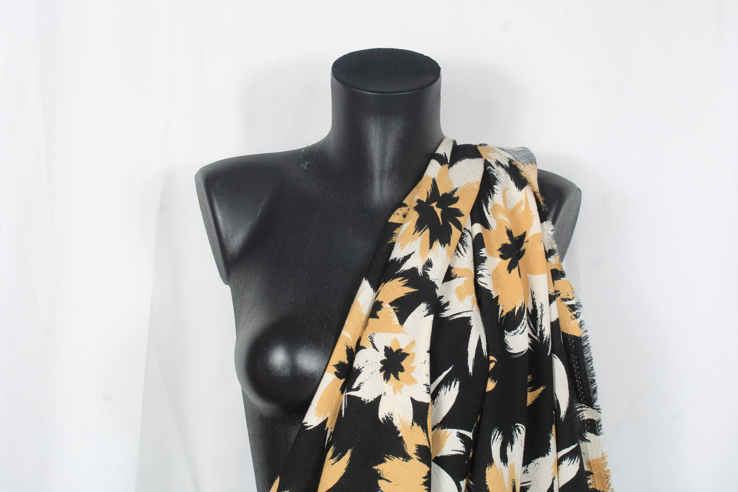 Tissu crepe viscose - imprimé fleurs abstraites - ton beige, écru et noir - photo 4/5 | So Tissus