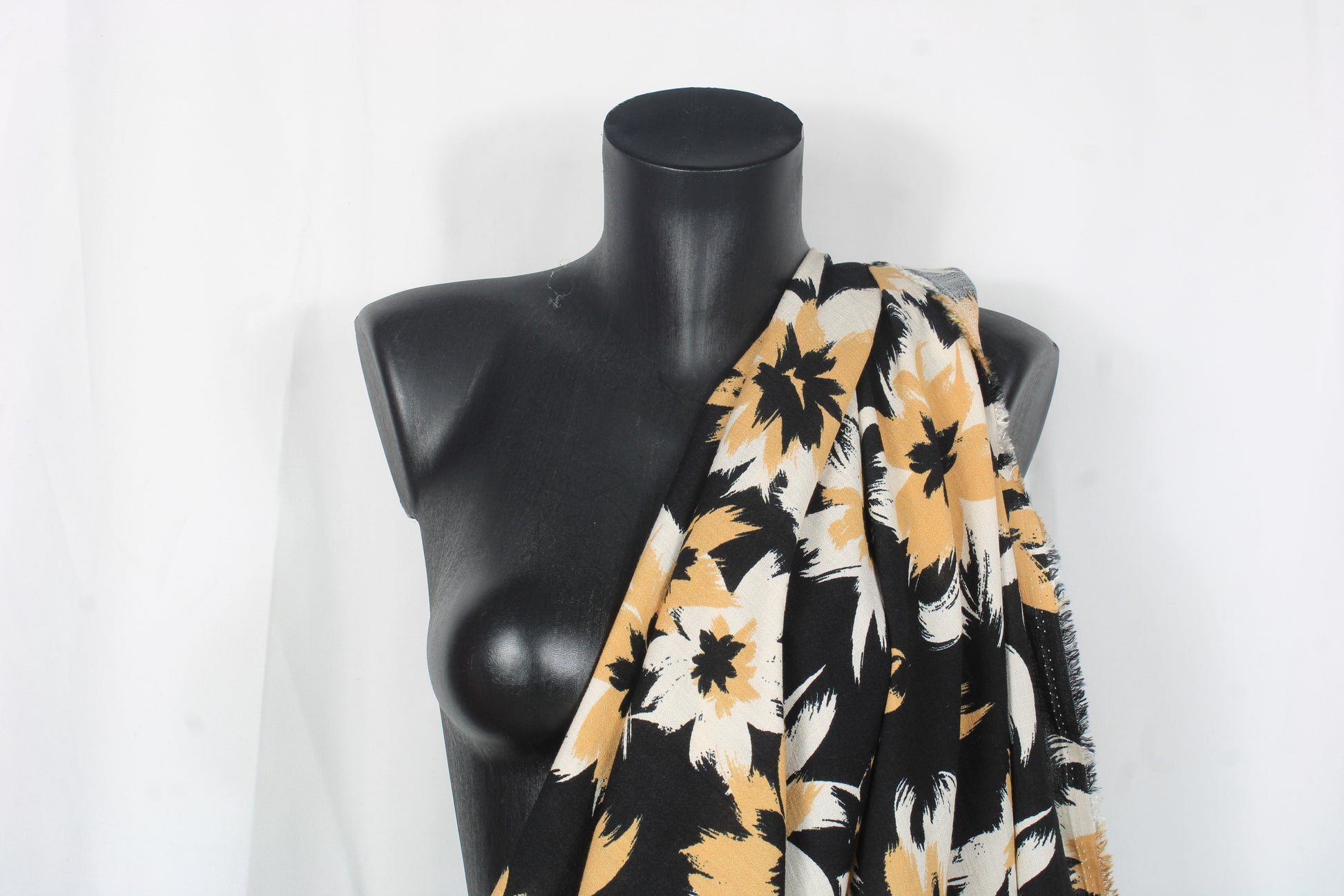 Tissu crepe viscose - imprimé fleurs abstraites - ton beige, écru et noir - photo 4/5 | So Tissus