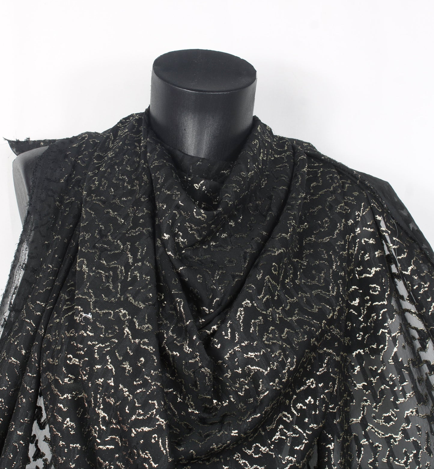 Tissu dévoré - motif tacheté - noir et doré - photo 4/5 | So Tissus