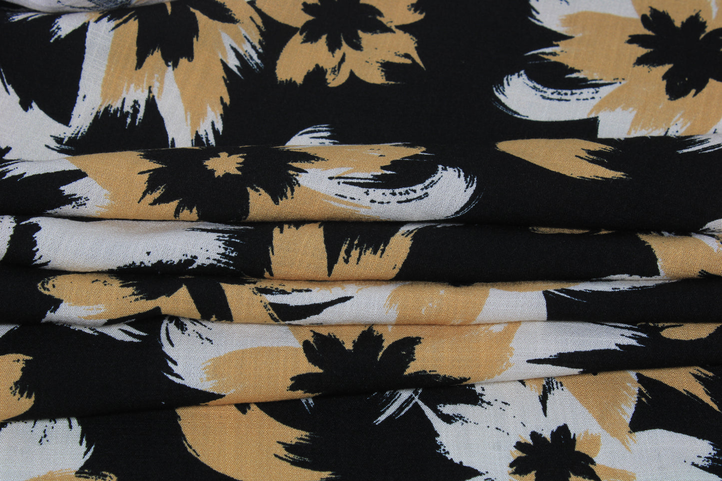 Tissu crepe viscose - imprimé fleurs abstraites - ton beige, écru et noir - photo 2/5 | So Tissus