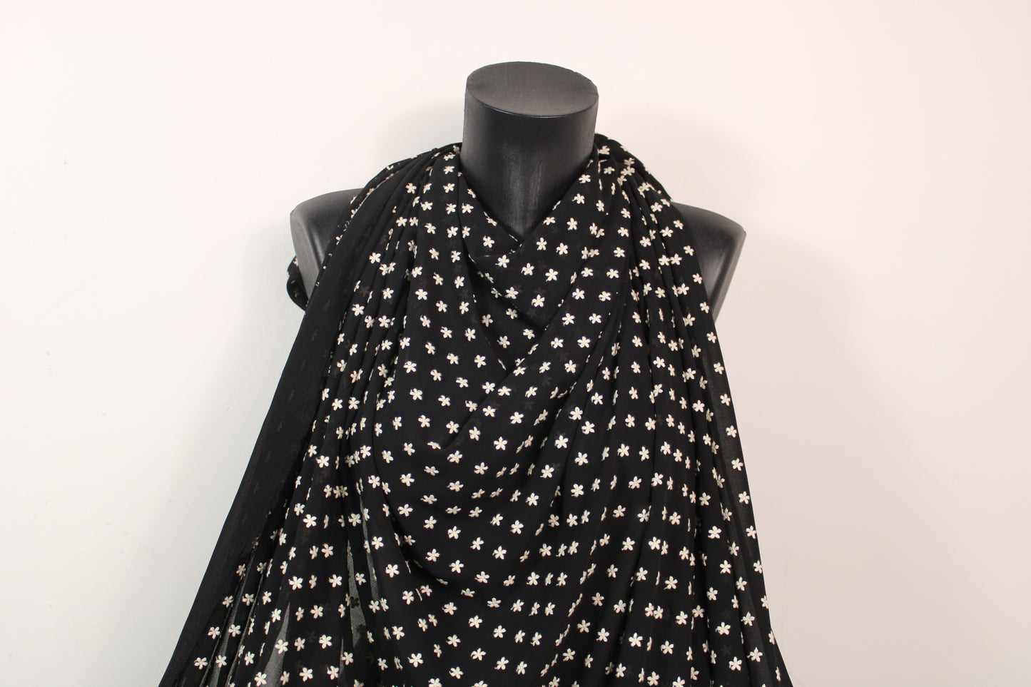 Tissu mousseline brodé - petites fleurs - noir - photo 4/5 | So Tissus