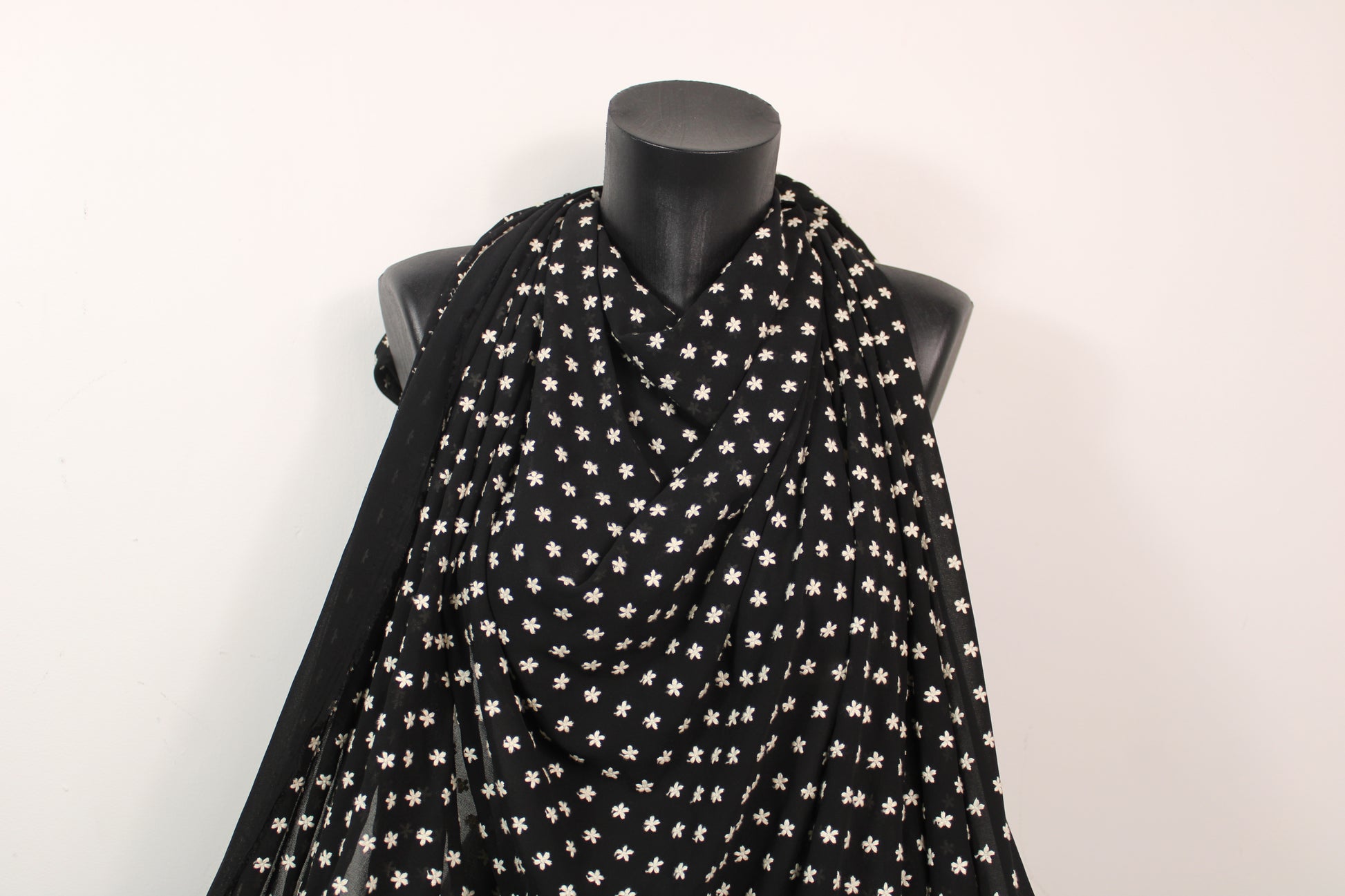 Tissu mousseline brodé - petites fleurs - noir - photo 4/5 | So Tissus