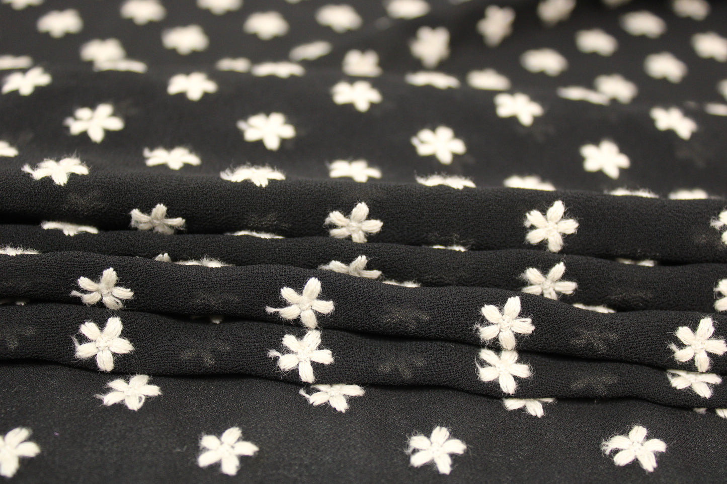 Tissu mousseline brodé - petites fleurs - noir - photo 2/5 | So Tissus