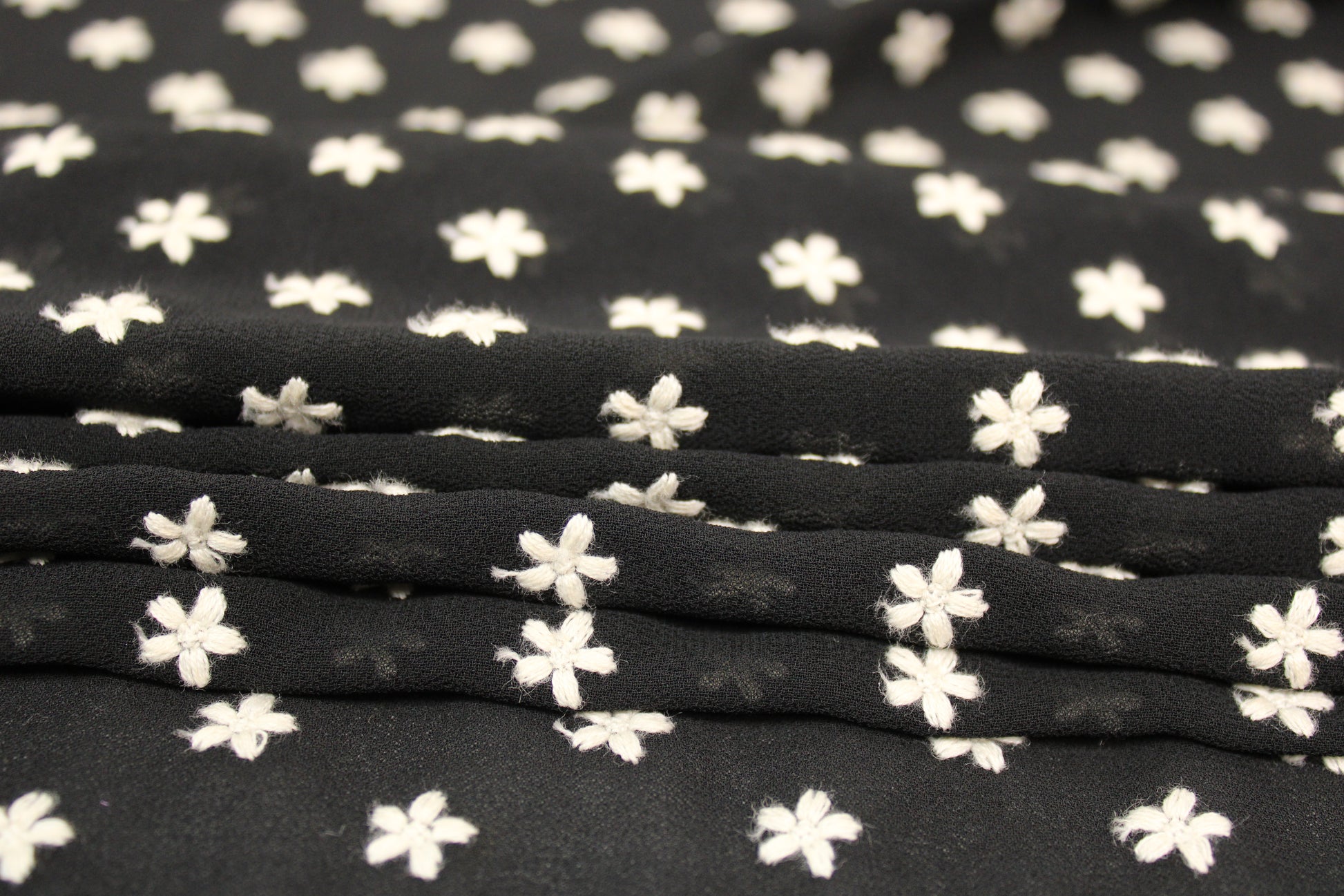 Tissu mousseline brodé - petites fleurs - noir - photo 2/5 | So Tissus