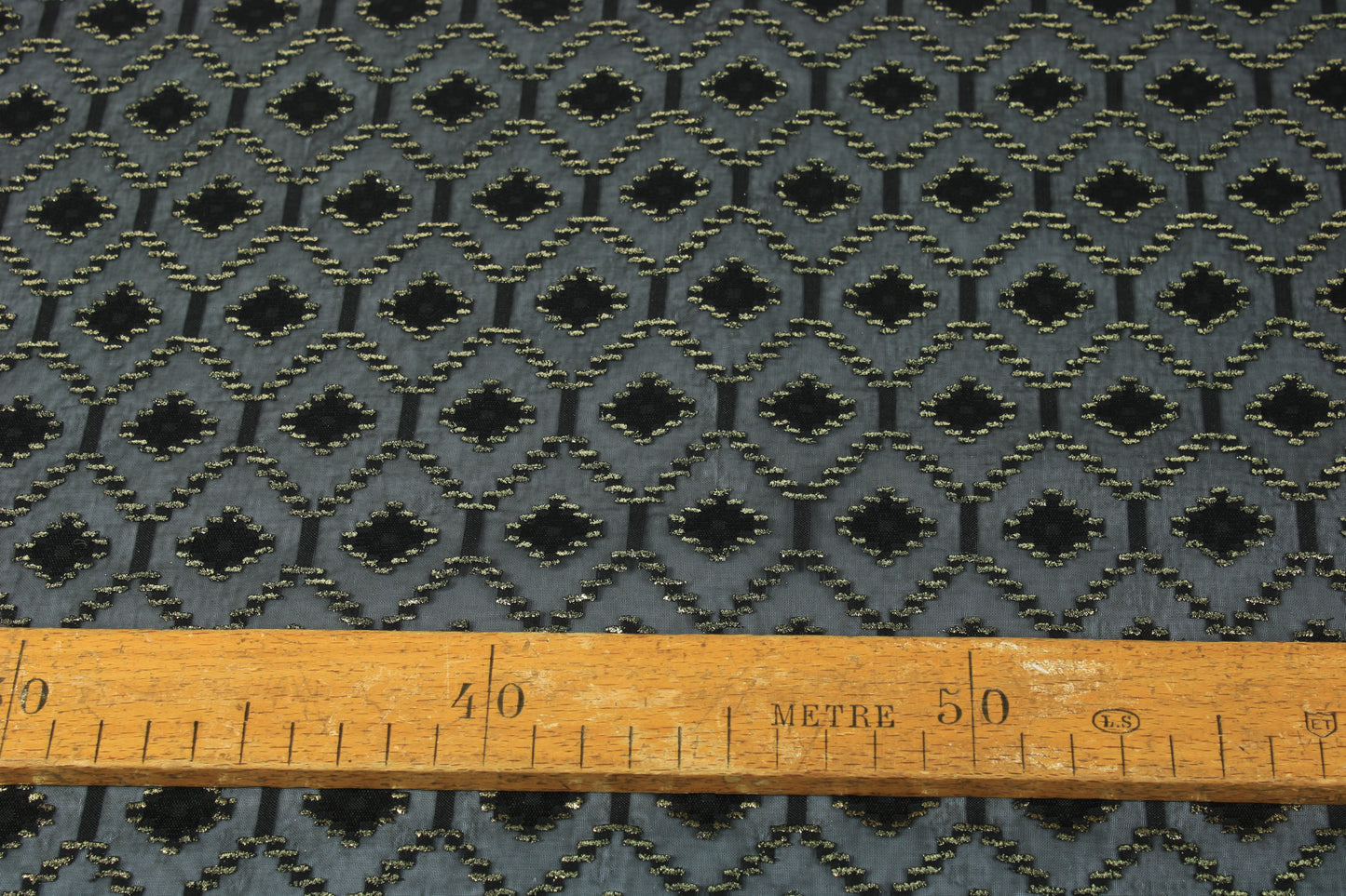 Tissu dévoré - motif losange - noir et doré - photo 3/5 | So Tissus