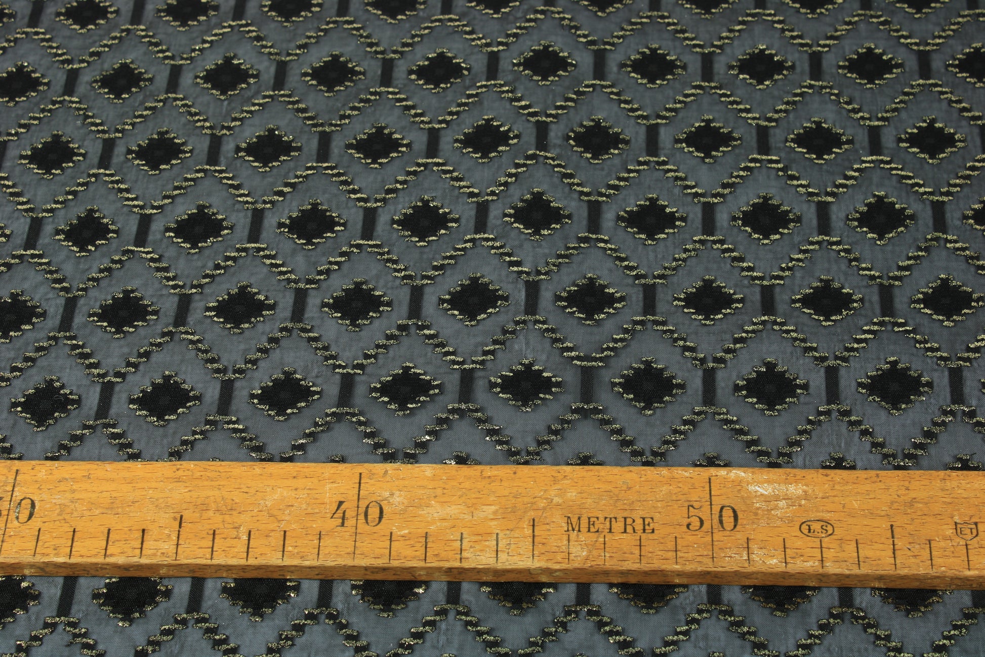 Tissu dévoré - motif losange - noir et doré - photo 3/5 | So Tissus
