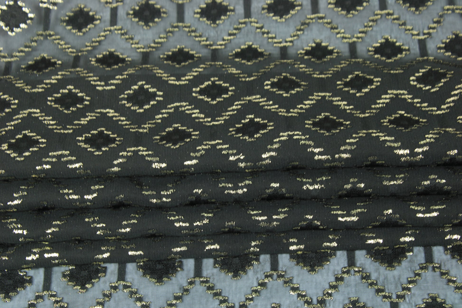 Tissu dévoré - motif losange - noir et doré - photo 2/5 | So Tissus