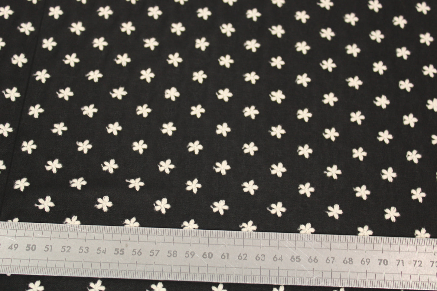 Tissu mousseline brodé - petites fleurs - noir - photo 3/5 | So Tissus