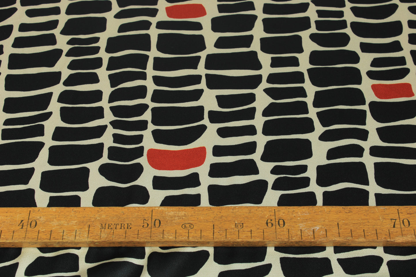 Tissu satin - imprimé tacheté - ton noir et crème - photo 5/5 | So Tissus