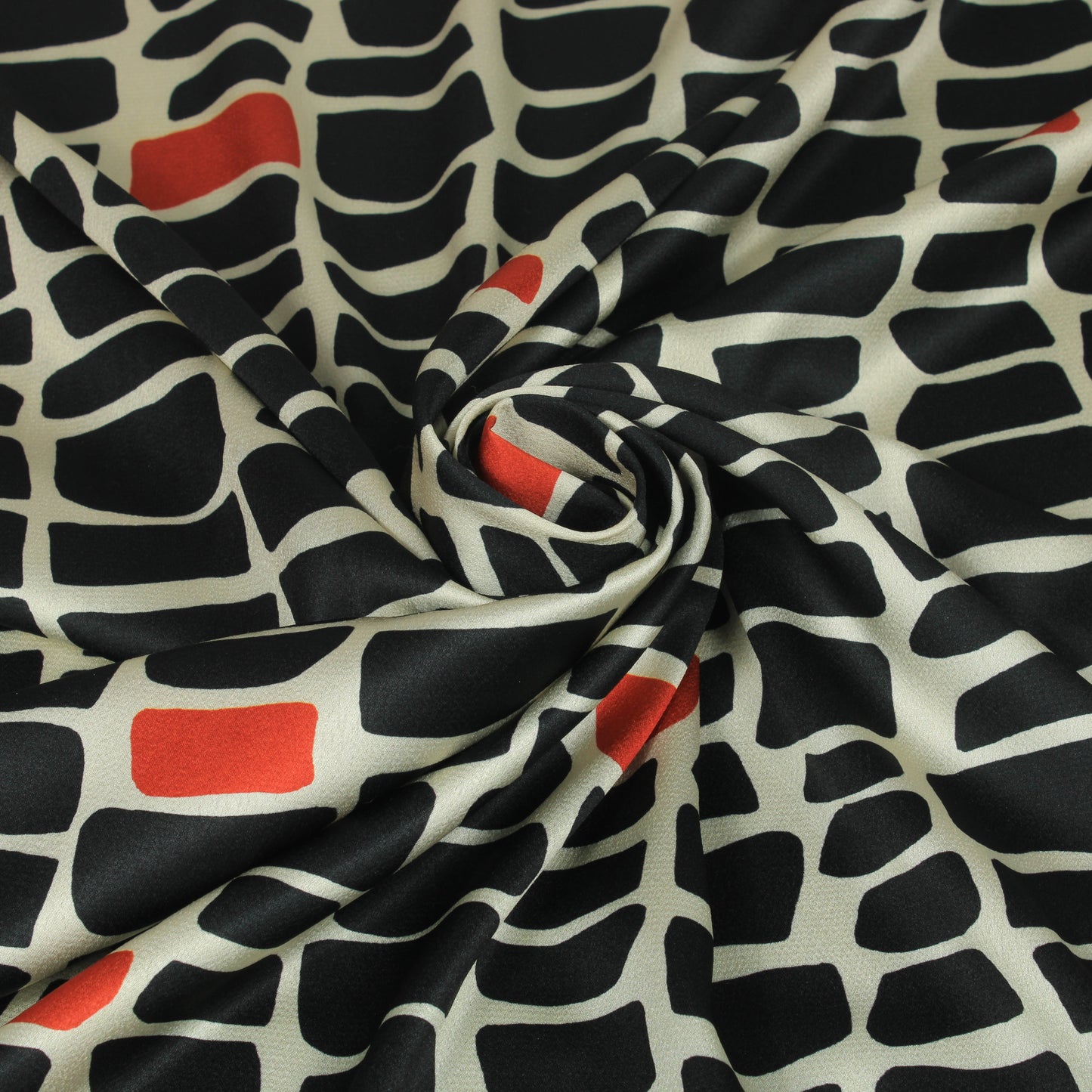 Tissu satin - imprimé tacheté - ton noir et crème - photo 1/5 | So Tissus