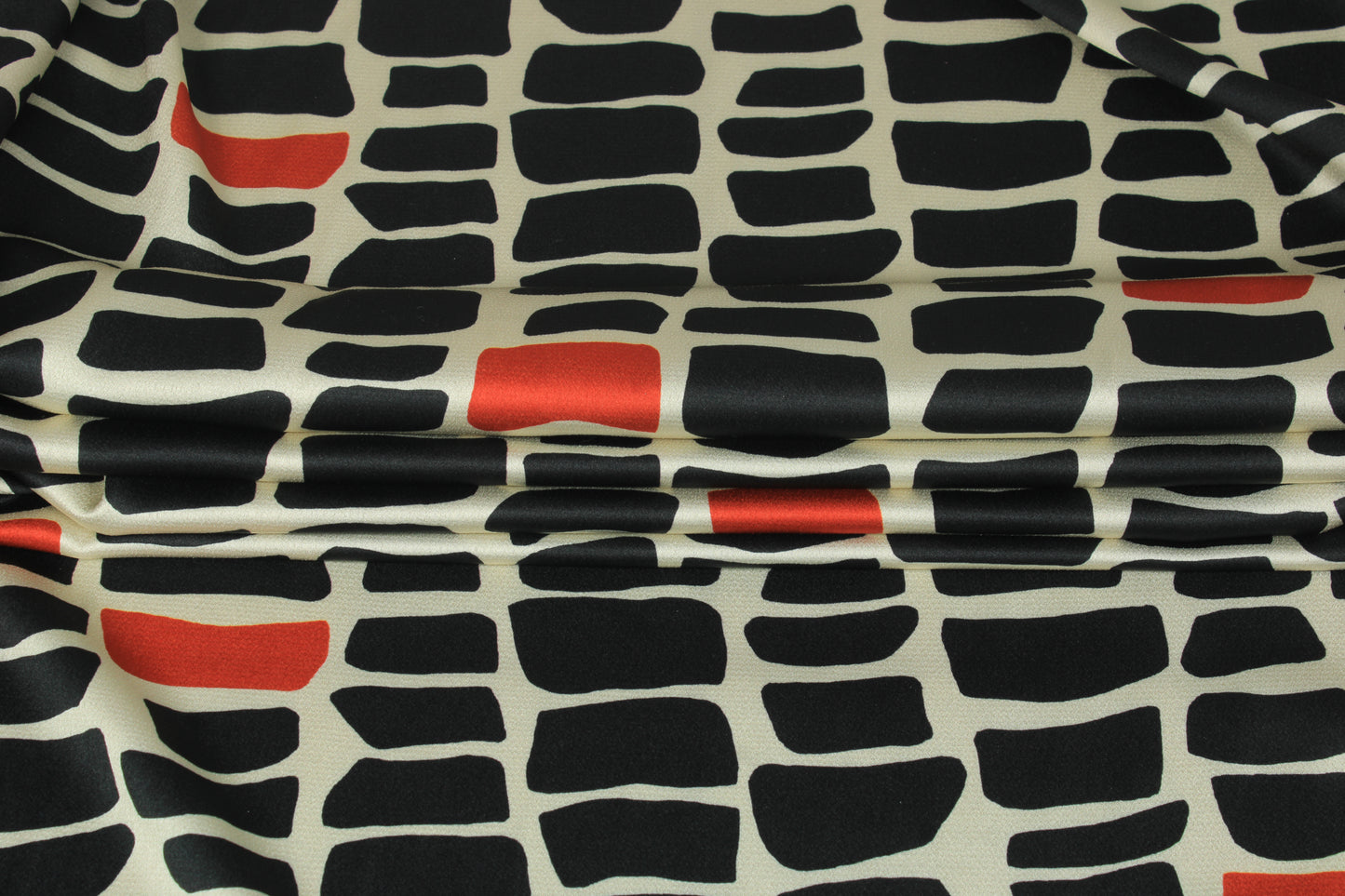 Tissu satin - imprimé tacheté - ton noir et crème - photo 2/5 | So Tissus