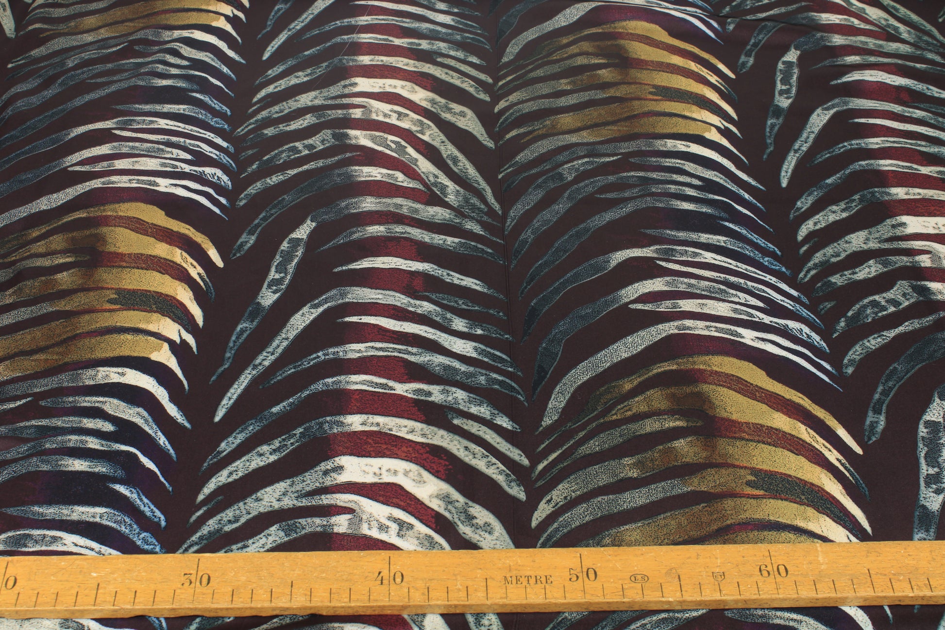 Tissu satin - imprimé ethnique - ton bordeaux - photo 4/4 | So Tissus