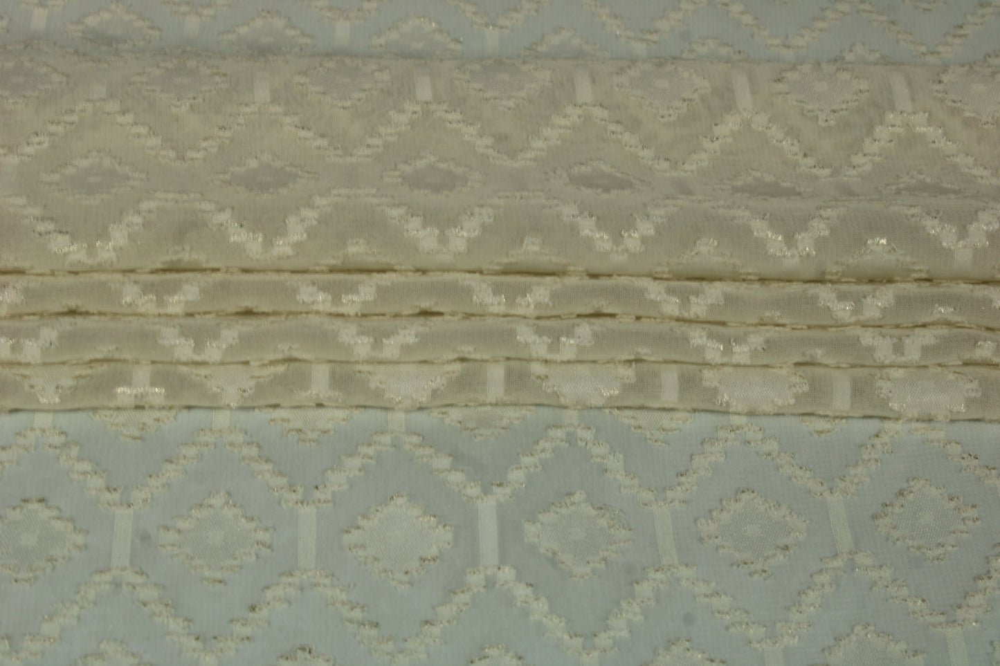 Tissu dévoré - motif losange - écru et doré - photo 2/5 | So Tissus