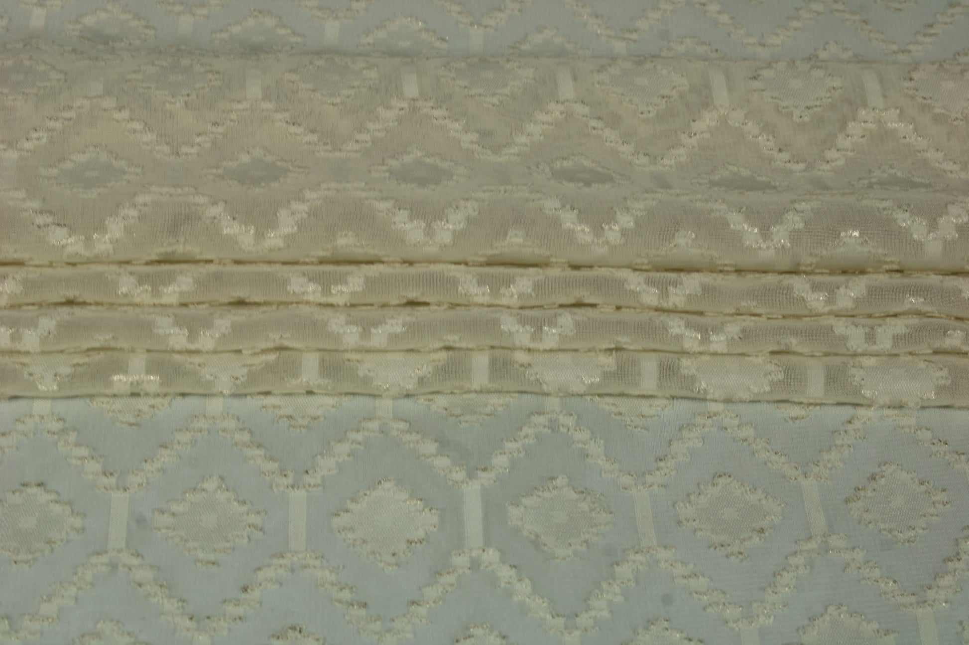 Tissu dévoré - motif losange - écru et doré - photo 2/5 | So Tissus