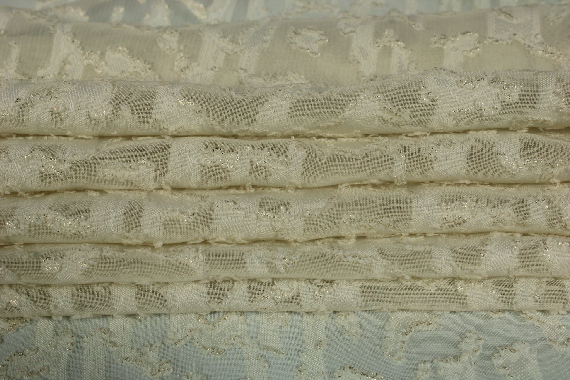 Tissu dévoré - motif tacheté - écru et doré - photo 2/5 | So Tissus