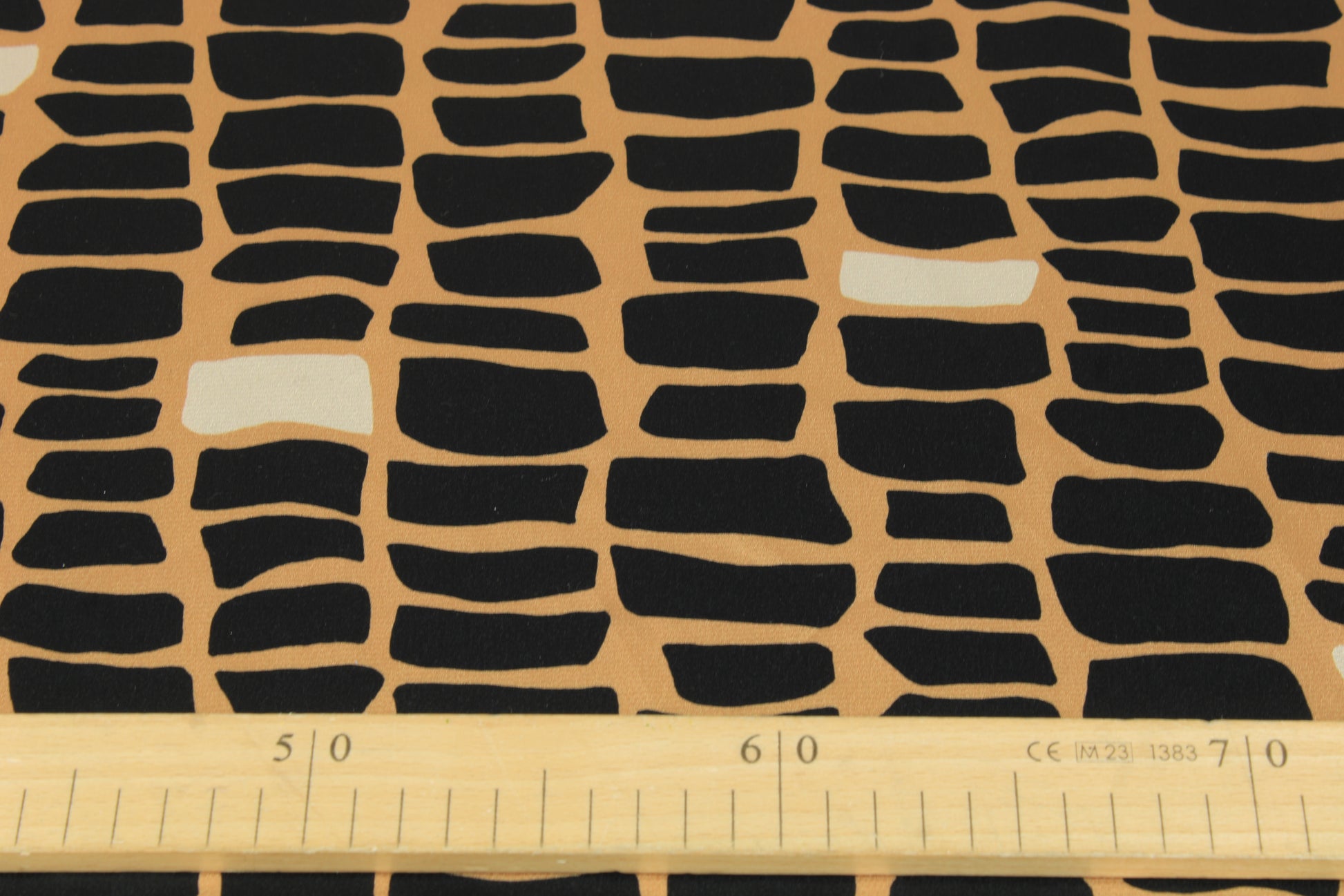Tissu satin - imprimé tacheté - ton noir et beige - photo 5/5 | So Tissus