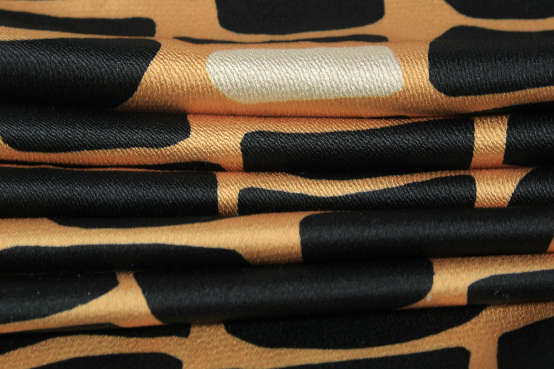 Tissu satin - imprimé tacheté - ton noir et beige - photo 2/5 | So Tissus