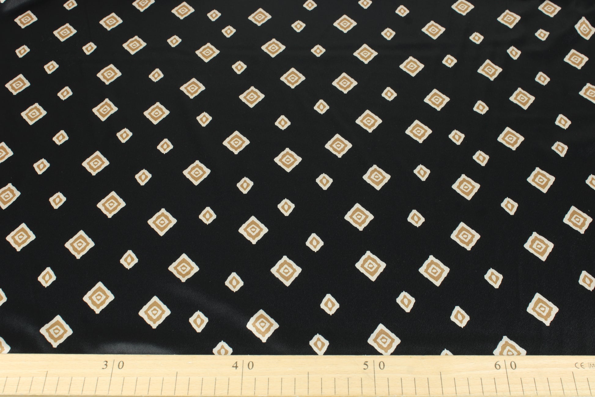 Tissu satin - imprimé abstrait - ton noir - photo 3/5 | So Tissus