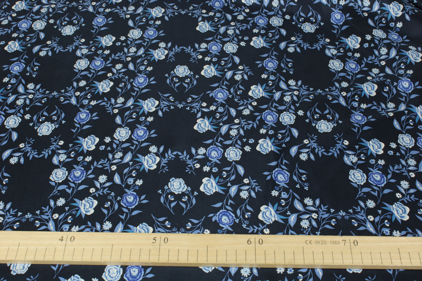 Tissu twill de soie - imprimé fleuri - ton bleu marine - photo 5/5 | So Tissus