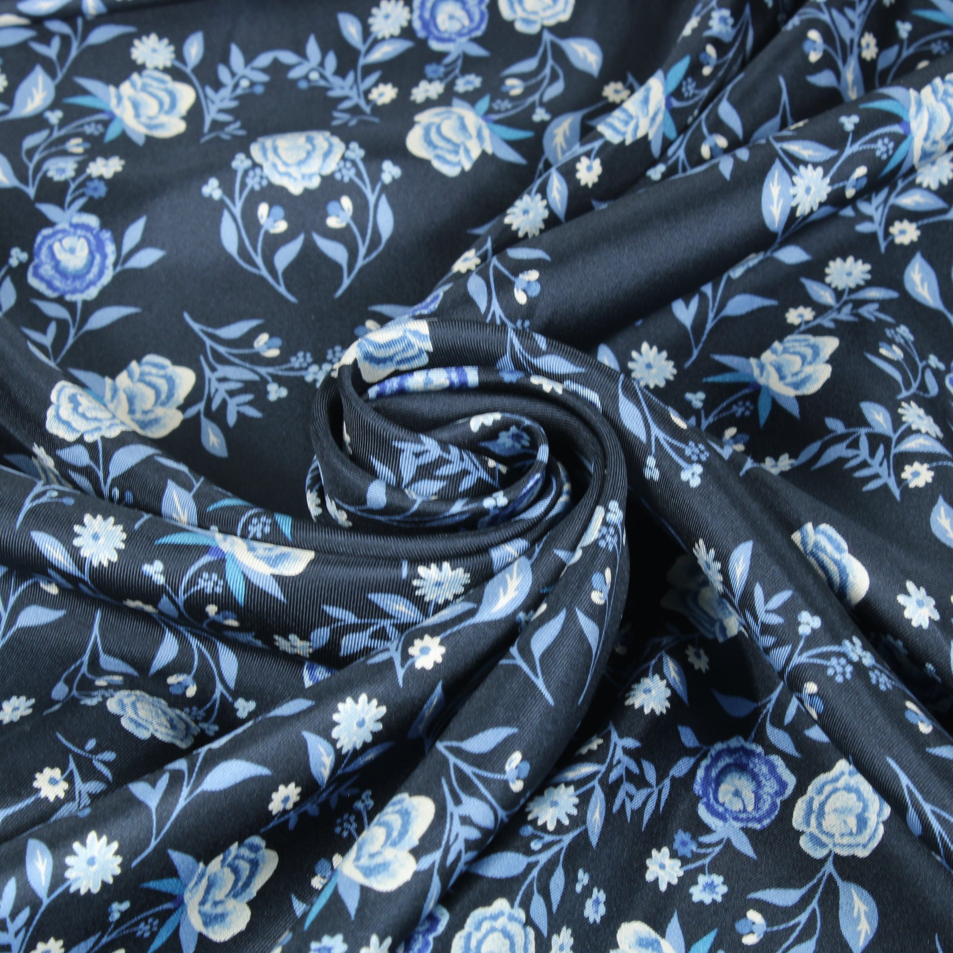 Tissu twill de soie - imprimé fleuri - ton bleu marine - photo 1/5 | So Tissus
