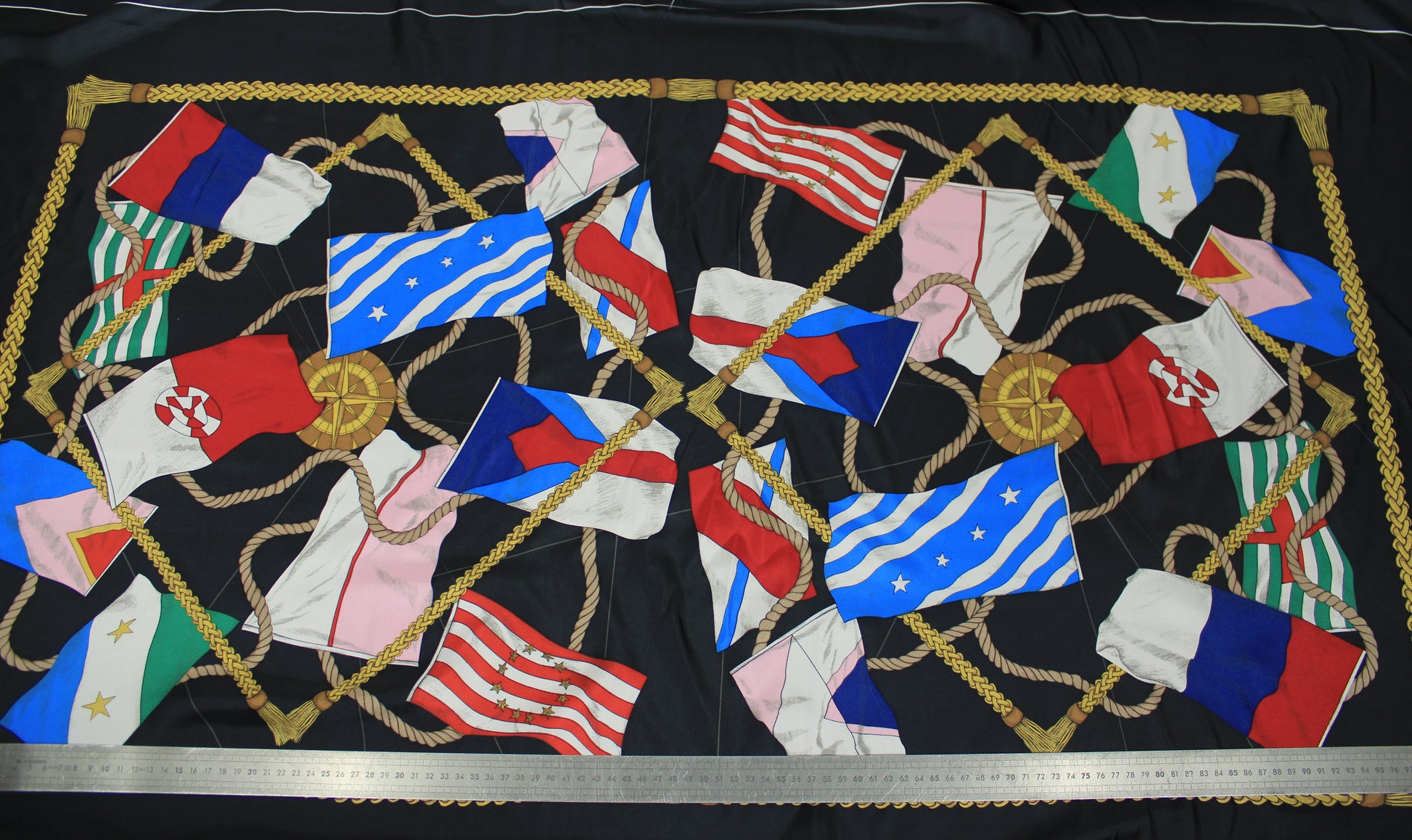 Tissu twill de soie - imprimé drapeaux - multicolore - par panneau - photo 2/5 | So Tissus