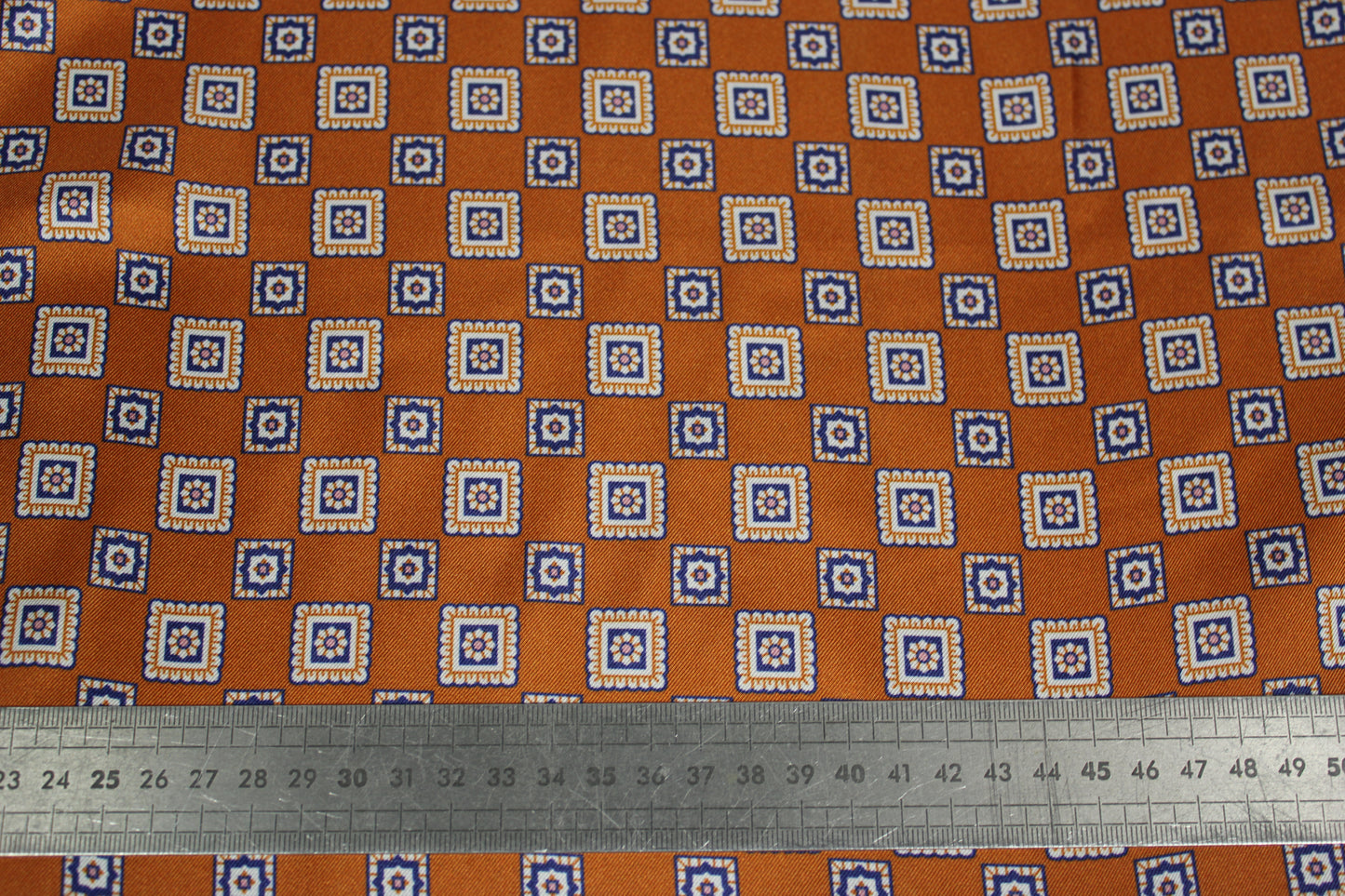 Tissu twill de soie  - imprimé petit carré - orange et bleu - photo 5/5 | So Tissus