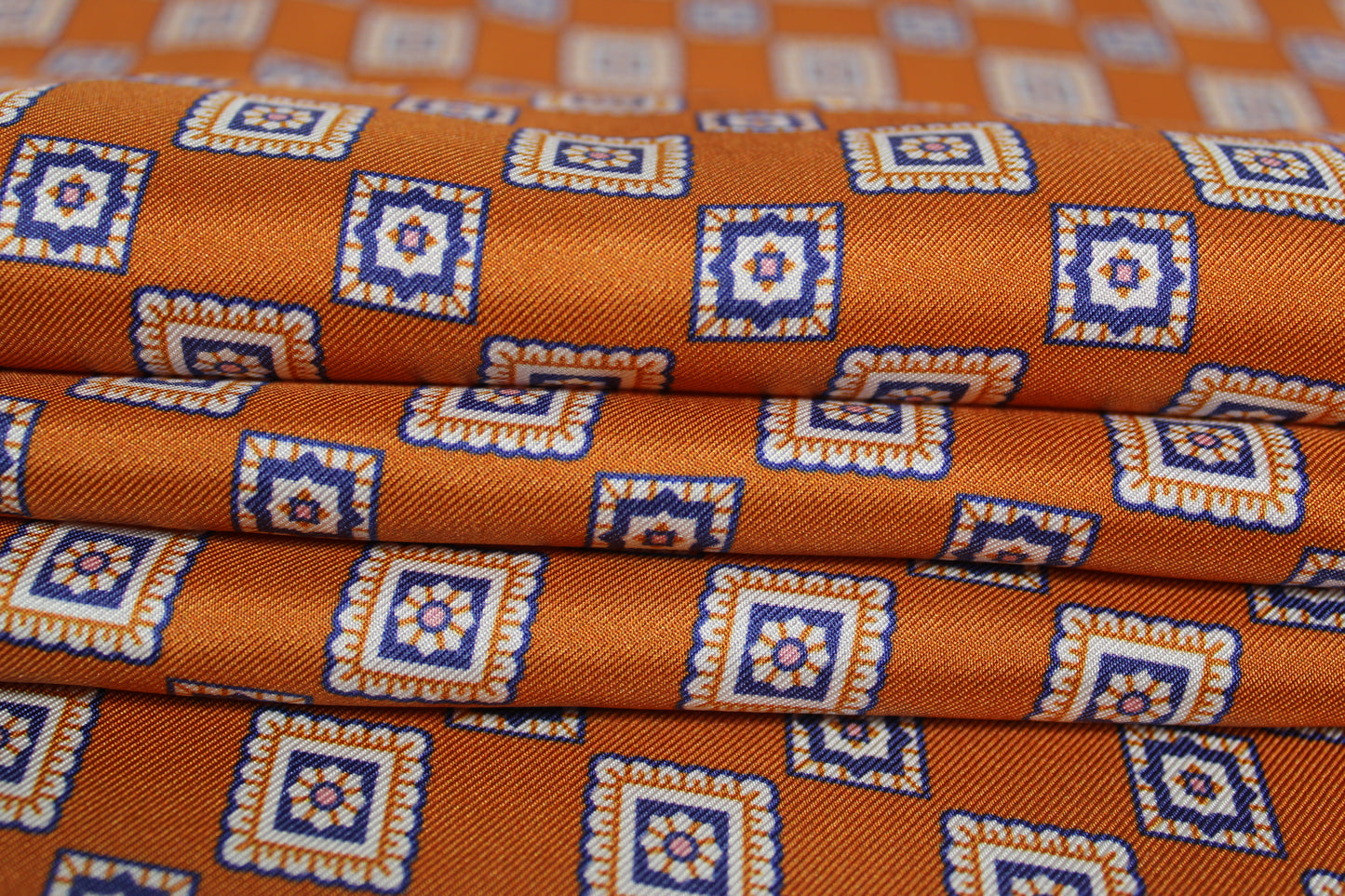 Tissu twill de soie  - imprimé petit carré - orange et bleu - photo 2/5 | So Tissus
